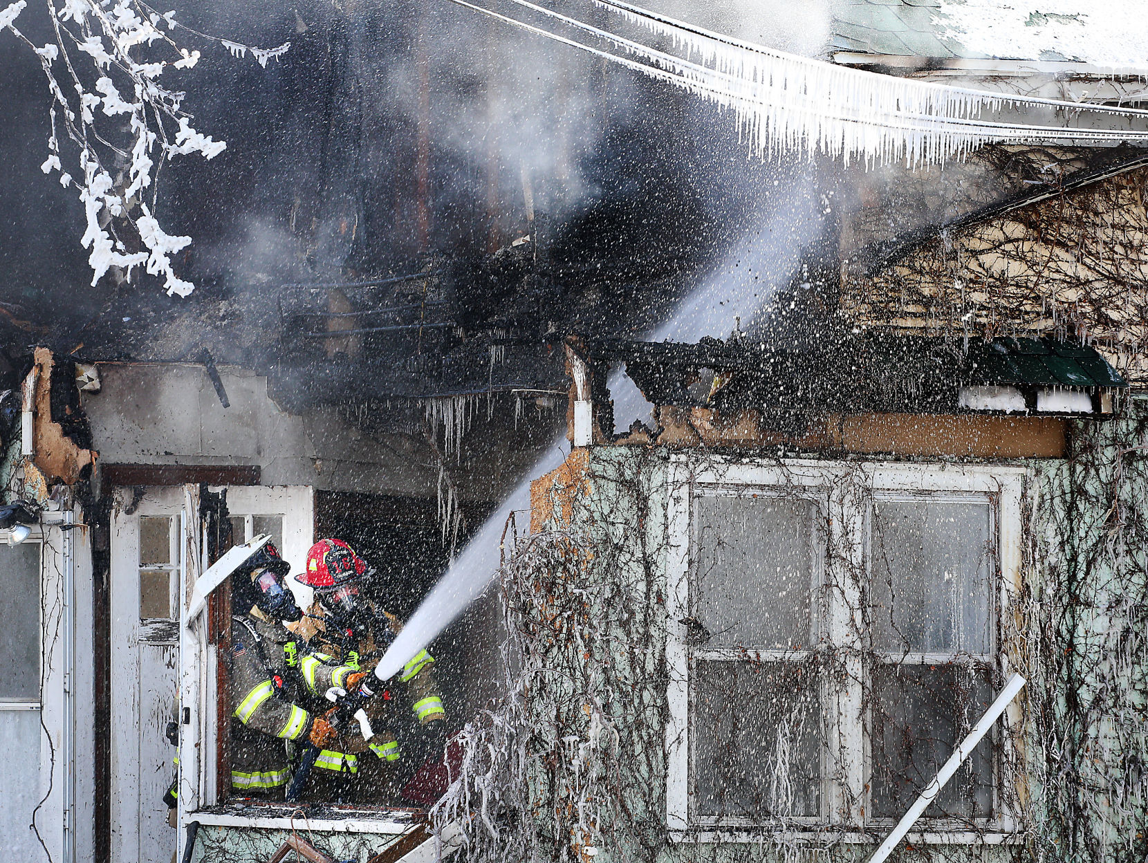 La Crosse firefighters battle flames, extreme cold at South Side home